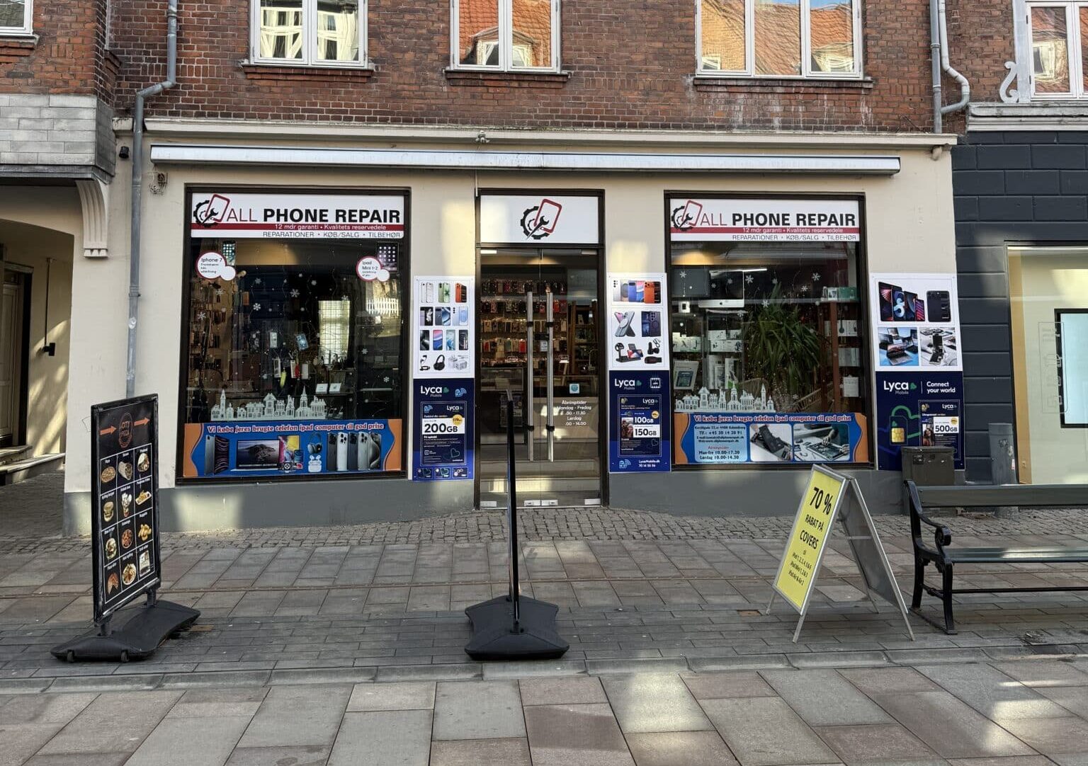 Lejemålets facade med store butiksvinduer og indgang fra gågaden